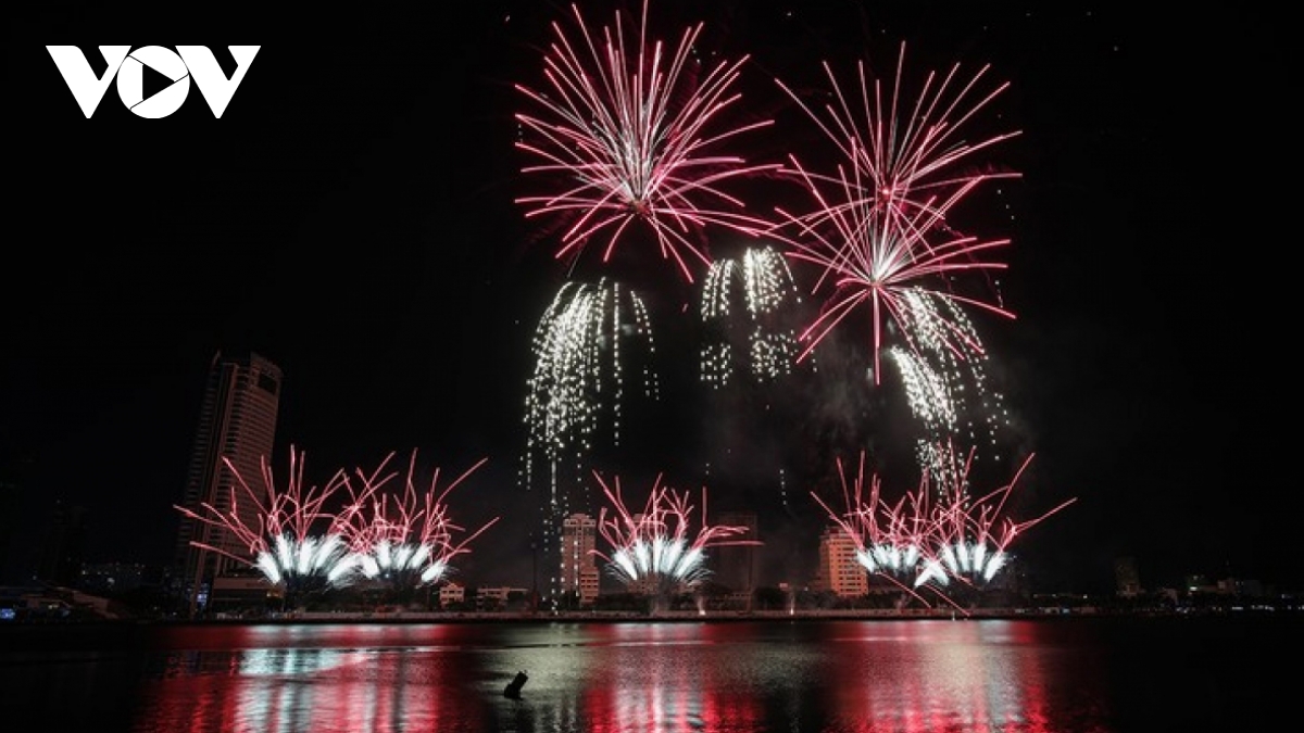 Localities plan low-range fireworks shows on National Reunification Day